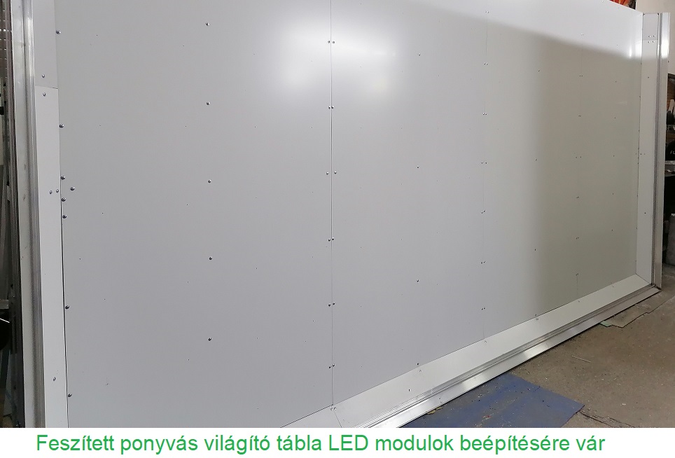 Feszített ponyvás világító tábla LED modulok beépítésére vár